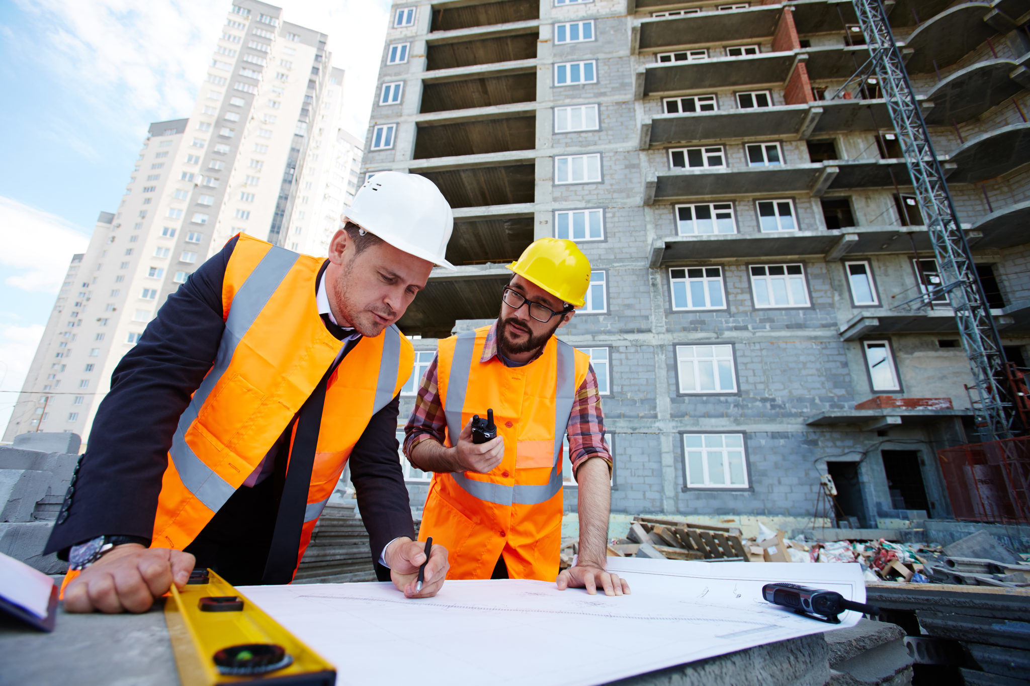 Profesionales de Compacto Urbano supervisando una obra